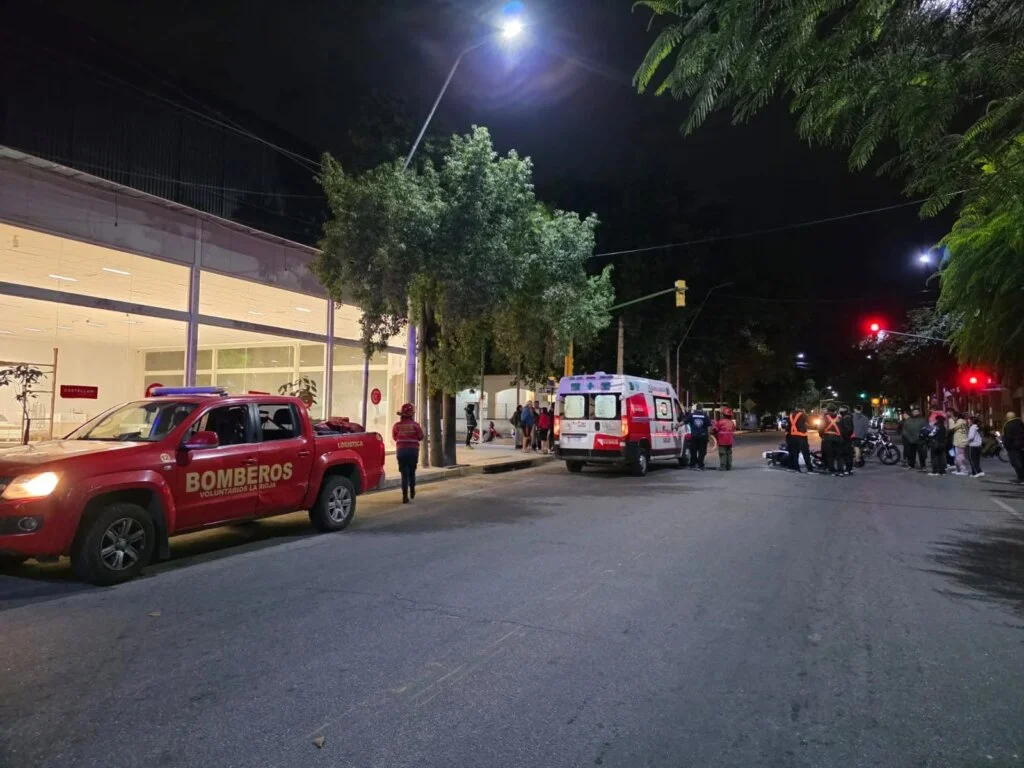 Accidente de motos en La Rioja capital: un joven herido gravemente y hospitalizado
