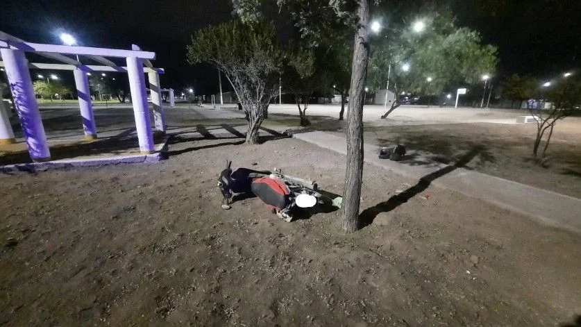 Accidente en 25 de Mayo Sur: motociclista de 27 años gravemente herido