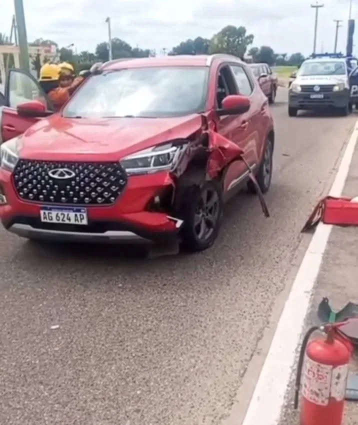 Accidente en avenida Ramírez de Velasco: mujer choca contra un poste y provoca caos vehicular