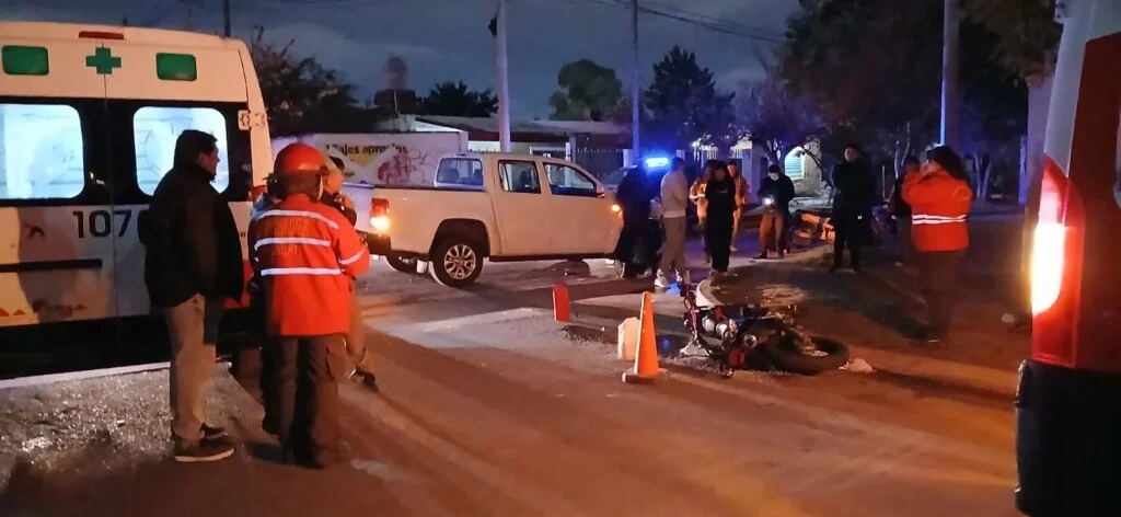 Accidente en barrio Luis Vernet: dos heridos graves tras choque entre camioneta y moto