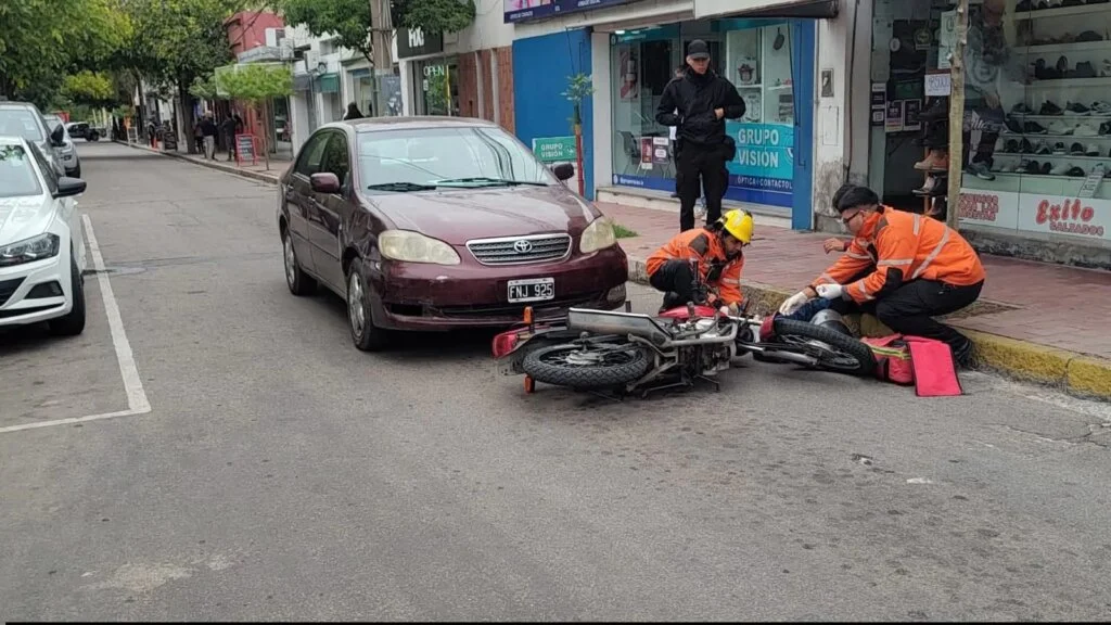 Accidente en Bazán y Bustos: motociclista sufre lesiones en choque múltiple
