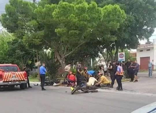 Accidente en calle Congreso: tres jóvenes gravemente heridos en choque de motos