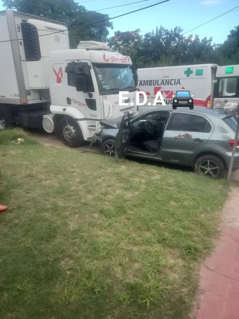 Accidente en Chamical: colisión entre auto y camión deja daños en barrio Argentino