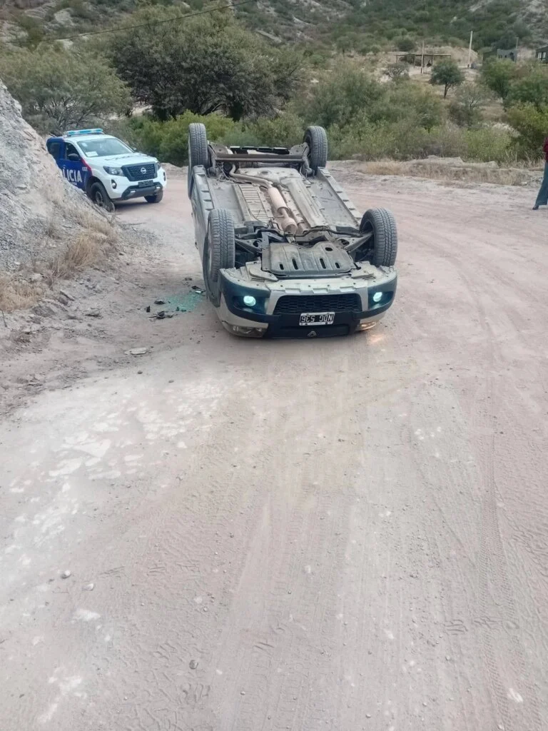 Accidente en Dique de Los Sauces: vuelco de auto sin heridos sorprendió a vecinos