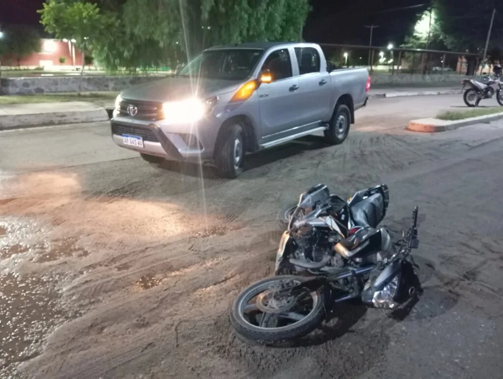 Accidente en el centro de Chepes: colisión sin heridos entre moto y camioneta