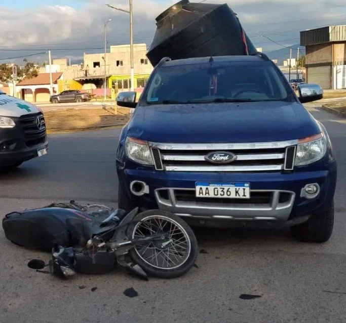 Accidente en la Capital: grave colisión entre camioneta y moto deja dos heridos