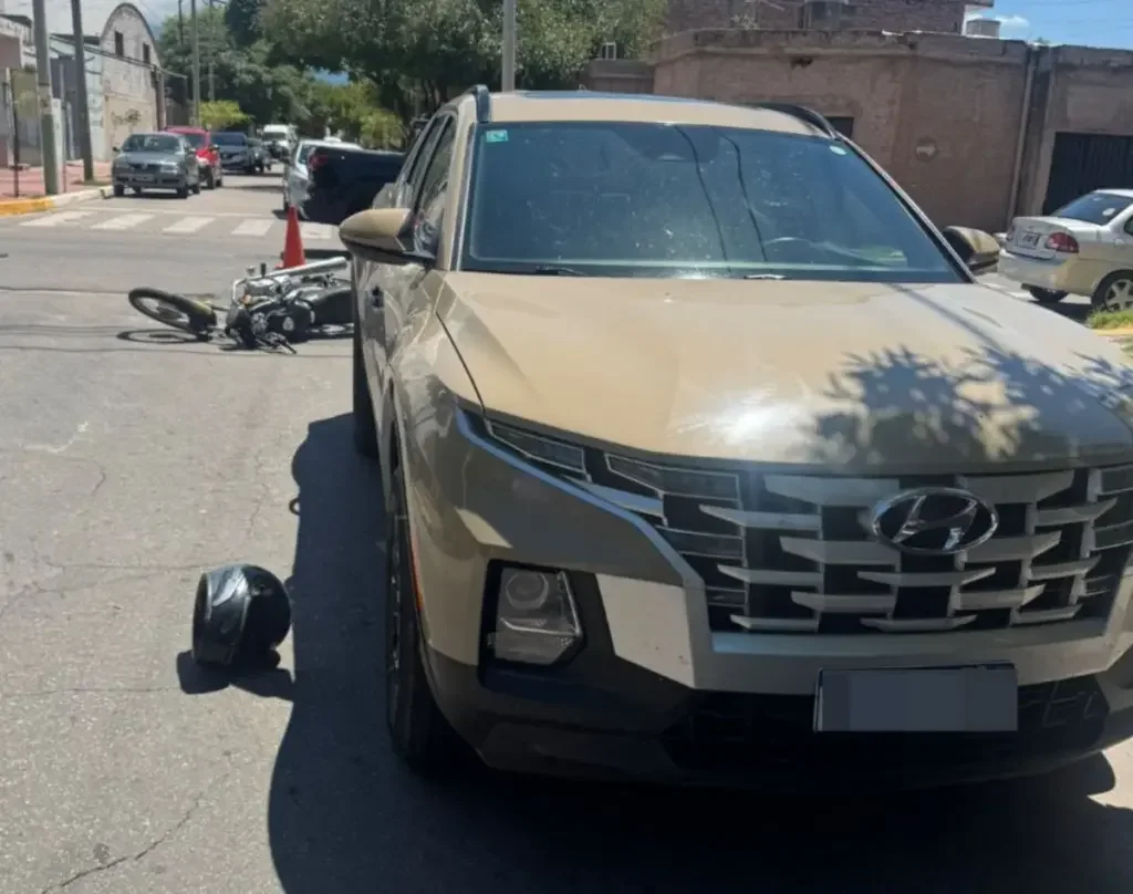 Accidente en la capital: mujer hospitalizada tras choque este lunes al mediodía