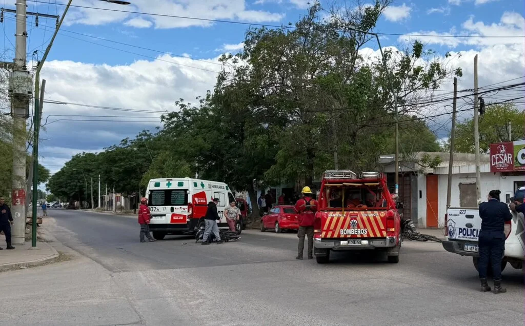 Accidente en La Rioja: joven herido con fractura tras choque de motos y utilitario