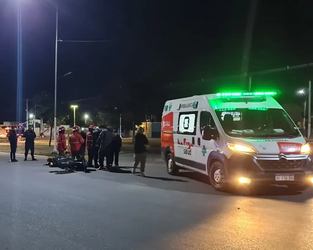 Accidente en La Rioja: un herido tras choque entre auto y moto en la ciudad