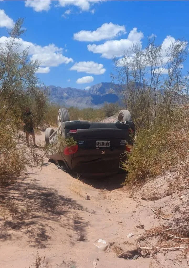 Accidente en Ruta 40: volcadura de un vehículo deja al conductor con heridas leves