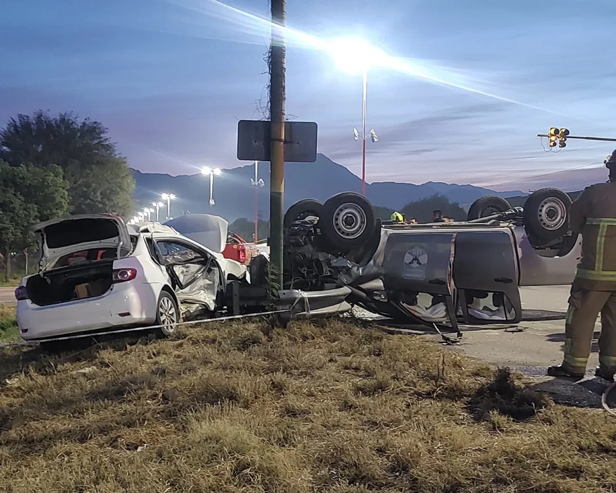 Accidente entre patrullero y auto durante operativo deja múltiples heridos en la ciudad.