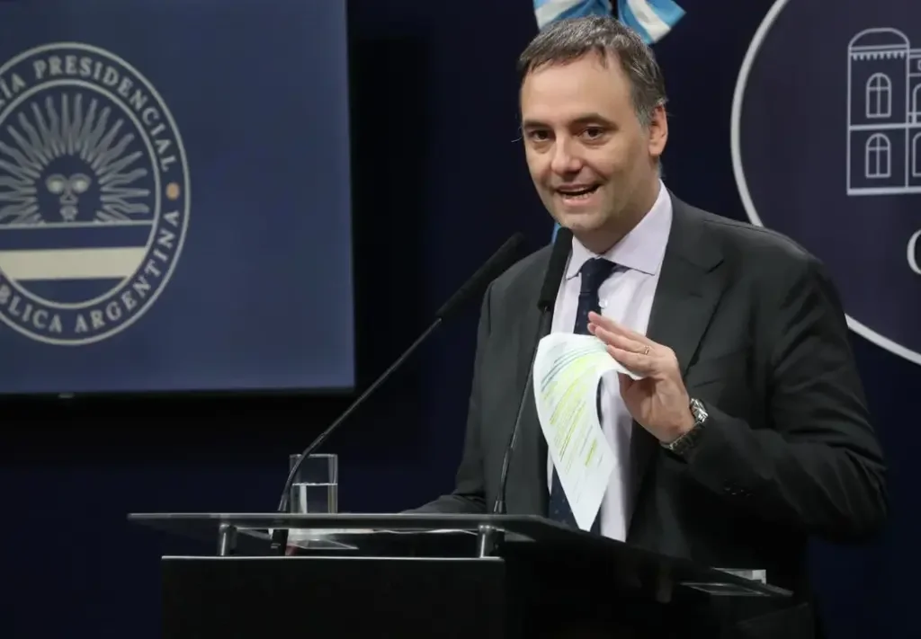 Adorni defiende la libertad de prensa ante cuestionamientos sobre su gestión