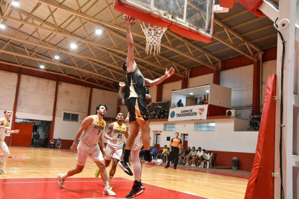 Amancay se afianza en la cima tras vencer a Comunicaciones 93-77 en la Norte