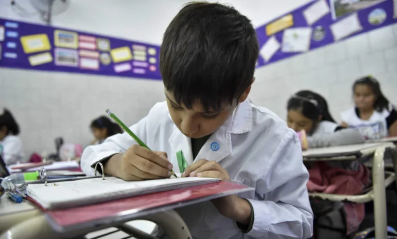 Anuncio de Ayuda Escolar: 200 mil pesos por estudiante en La Rioja para este año