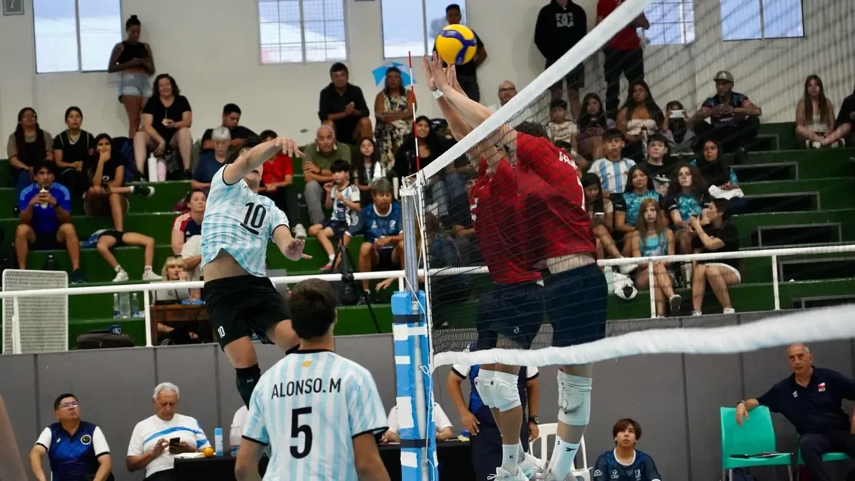Argentina inicia con victoria en el Sudamericano U17 de vóley ante rivales fuertes.