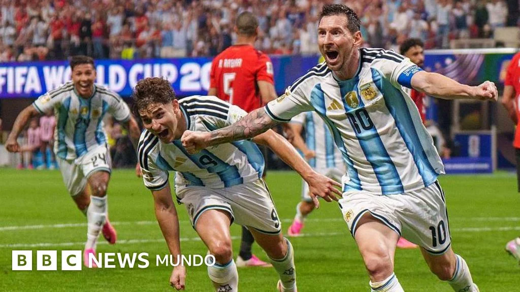 Argentina se prepara para el Mundial 2026: análisis del favoritismo hacia Messi y el equipo nacional.