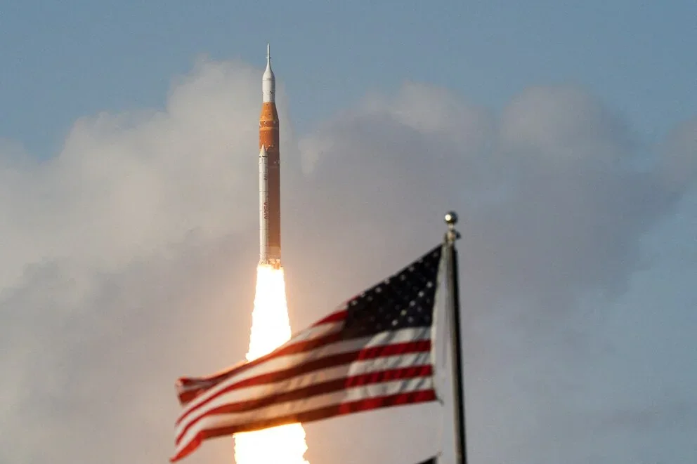 Artemis II inicia su travesía lunar con cuatro astronautas a bordo