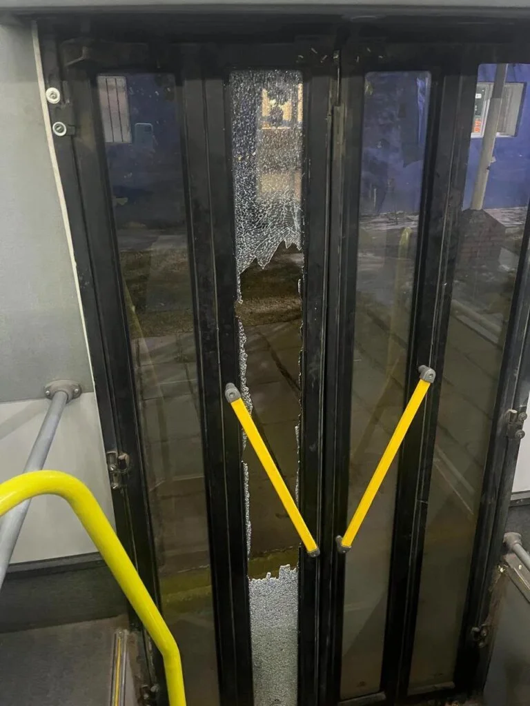 Ataque a colectivo en Nonogasta deja daños severos, afortunadamente sin heridos