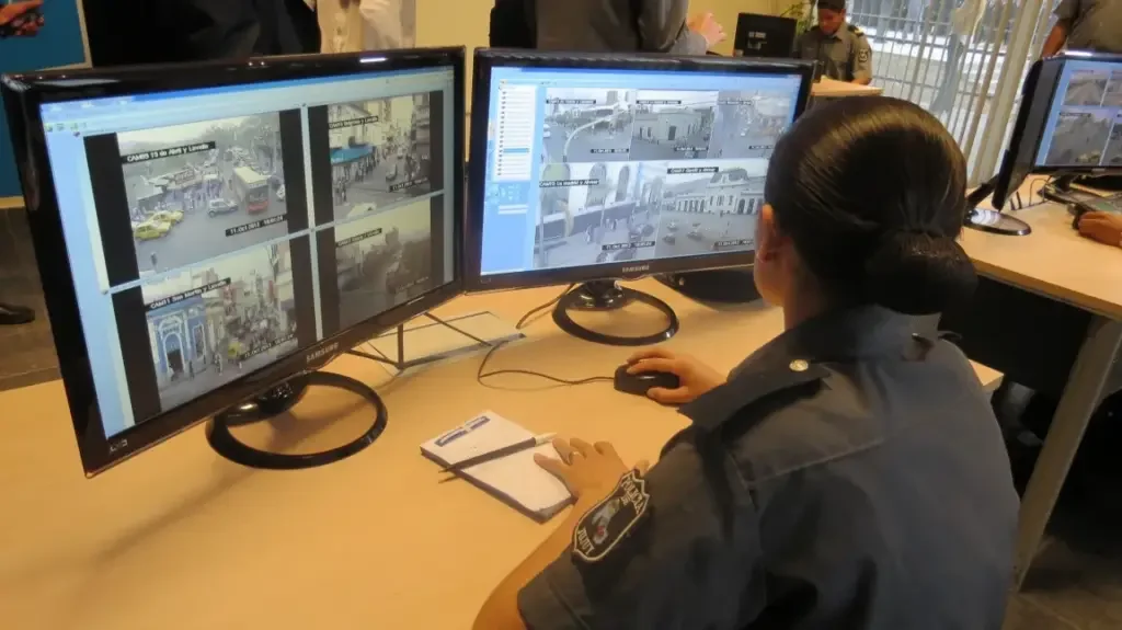 Aumento de la vigilancia policial en escuelas secundarias de Chilecito por amenazas recibidas