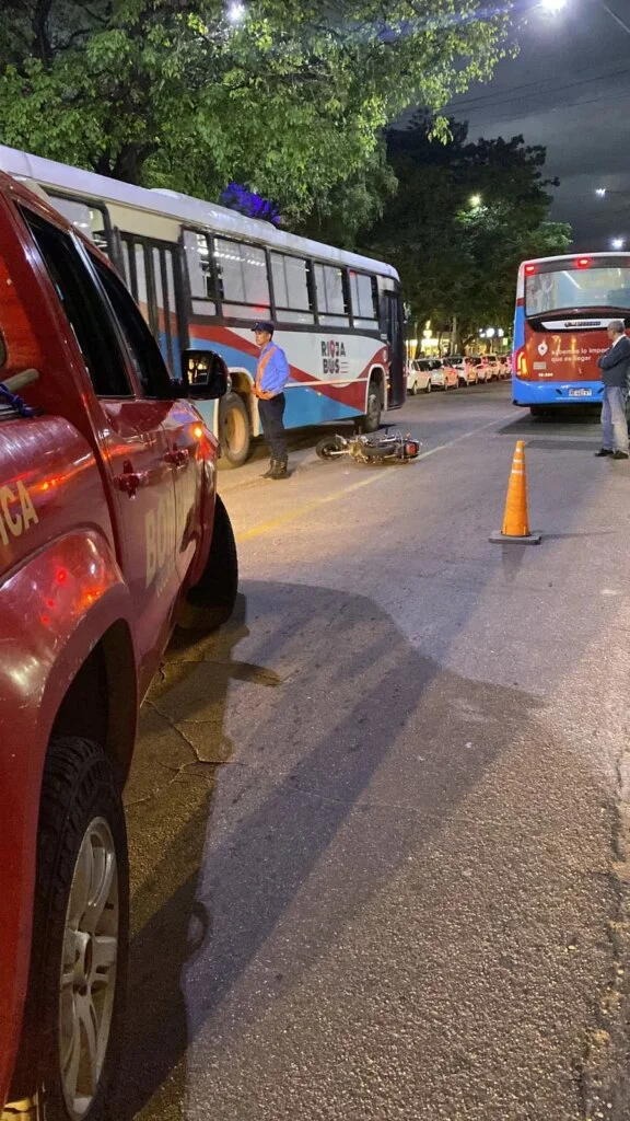 Avenida Rivadavia: un colectivo involucra a motociclista en un accidente grave