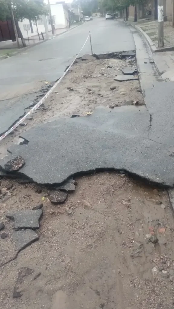 Avenidas de Chilecito bajo agua: daños y complicaciones tras el temporal de esta madrugada