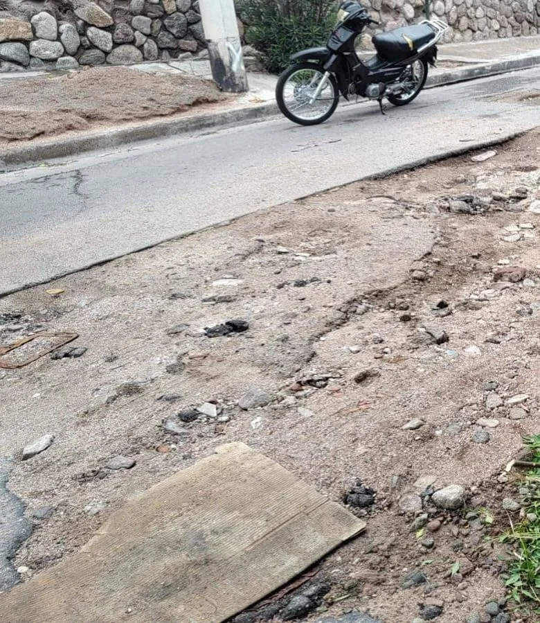 Baches en Teniente Cigorraga y Rivadavia: un motociclista se fractura tras accidente