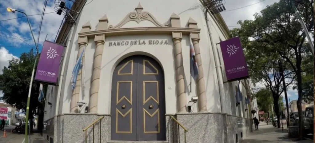 Banco Rioja implementa tasa fija del 29% para ayudar a deudores con tarjetas de crédito