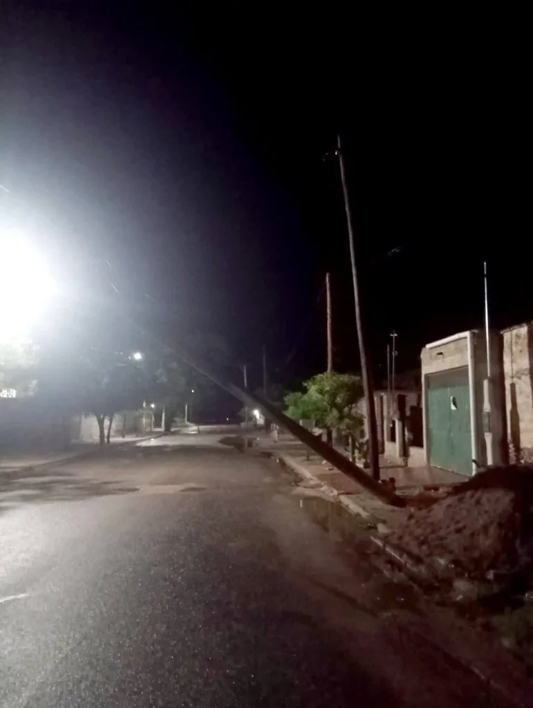 Barrios de Chepes sufren cortes de energía por las intensas lluvias y vientos