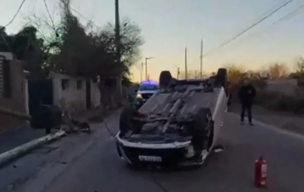 Calle Oncativo cerrada por accidente: un auto vuelca tras impactar un poste de luz