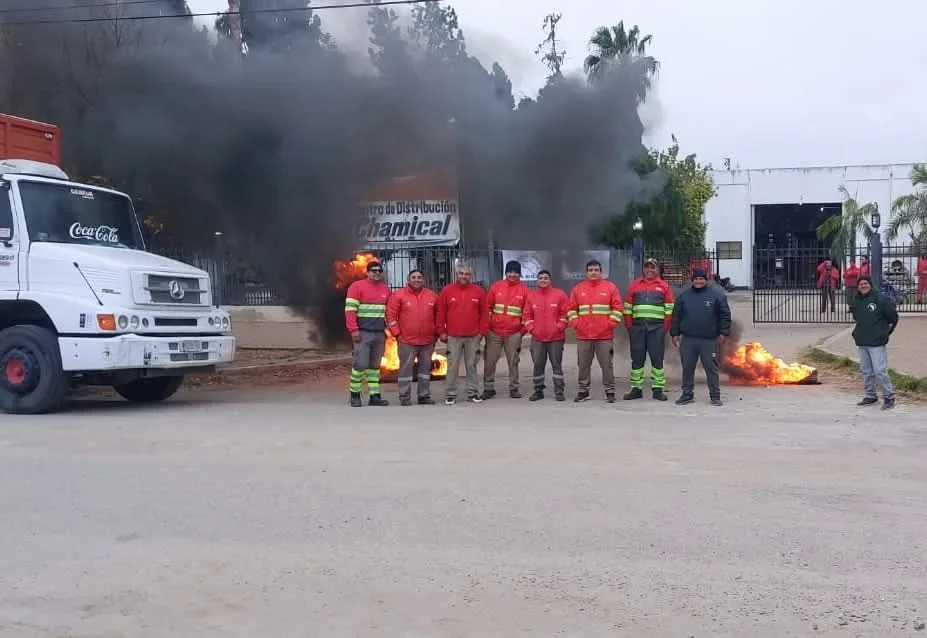 Camioneros de Chamical exigen pago de salarios y bono en protesta frente a Coca-Cola