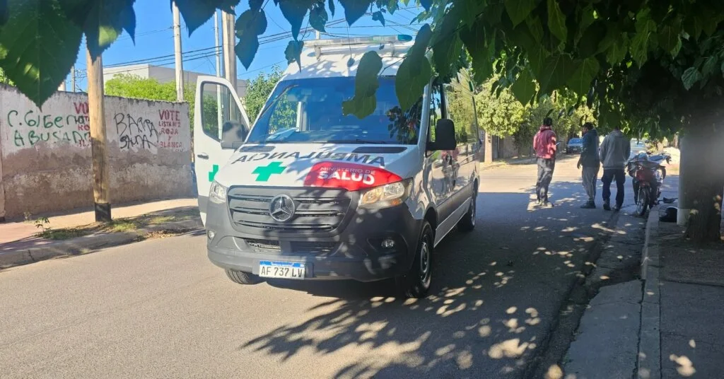 Choque en el microcentro: motociclista se da a la fuga tras el accidente