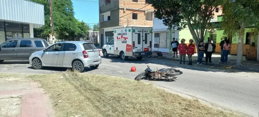 Choque en La Rioja deja a un joven motociclista con heridas de gravedad