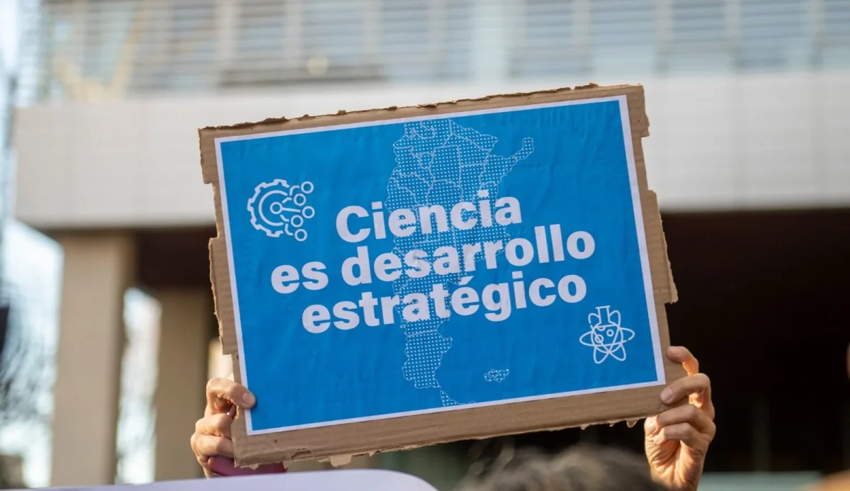 Científicos advierten sobre despidos y recortes en el Conicet que afectan la investigación.