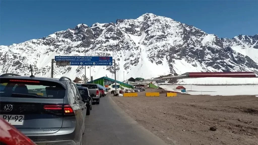 Cientos de camiones varados en Ruta 7 tras el cierre del Paso Cristo Redentor por nieve