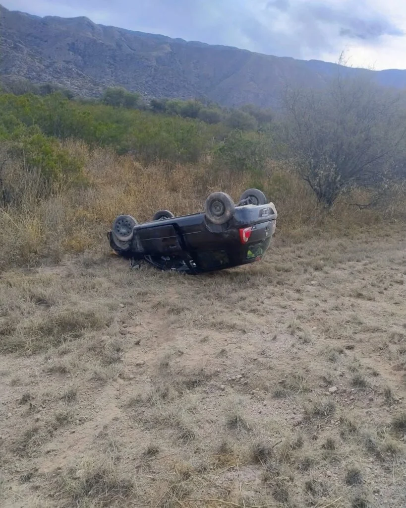 Cinturones de seguridad salvan a familia en espectacular vuelco en Ruta 75