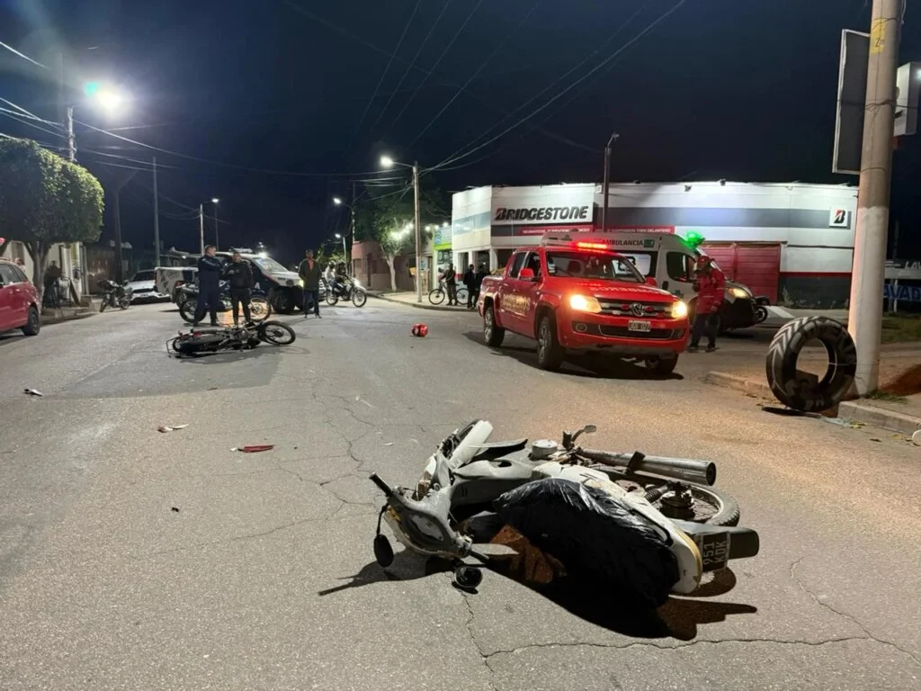 Colisión de motos en zona sur deja a dos conductores en asistencia médica