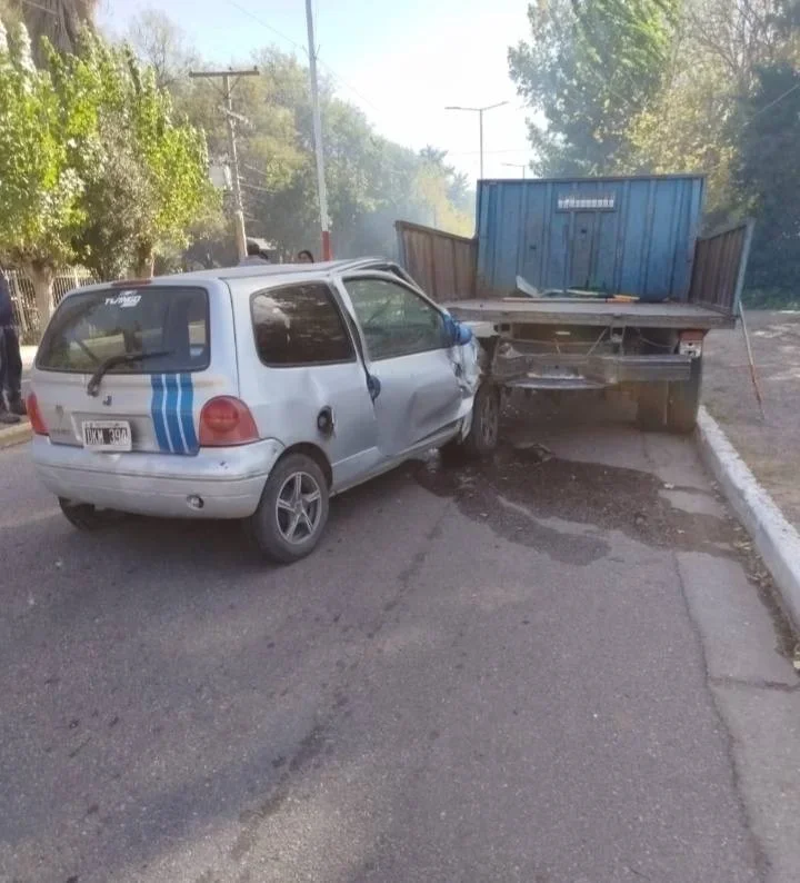 Colisión en Sanagasta: automóvil impacta contra camión municipal sin heridos