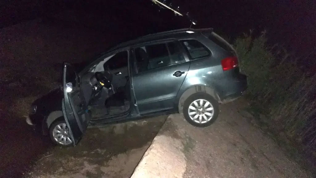 Conductor accidentado en La Rioja: cae al río tras desviar en calle Libertad