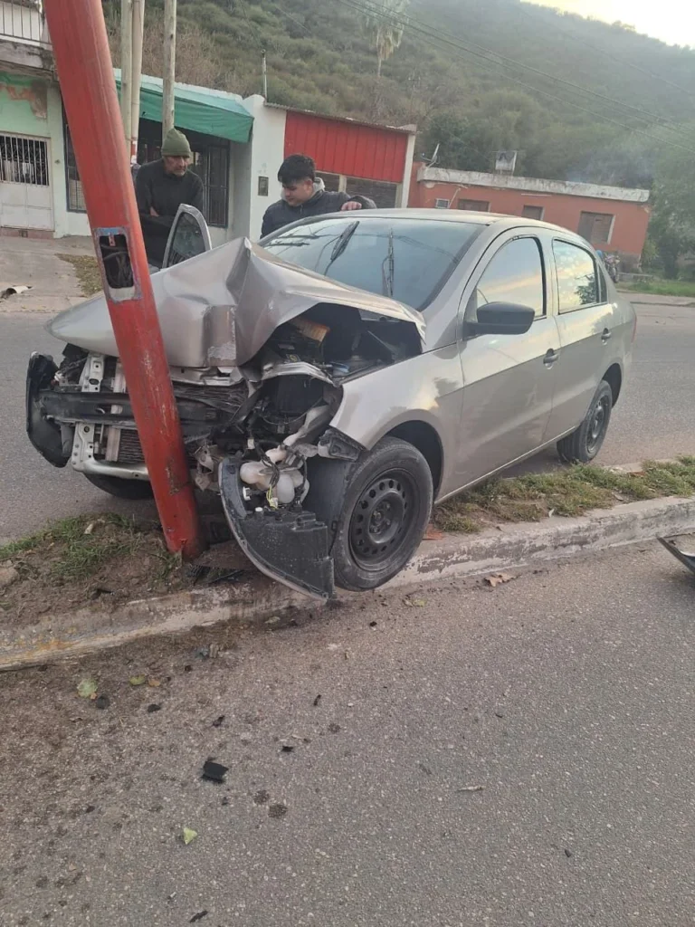 Conductor ebrio provoca accidente y deja sin luz a varias cuadras de la avenida Ramírez de Velazco