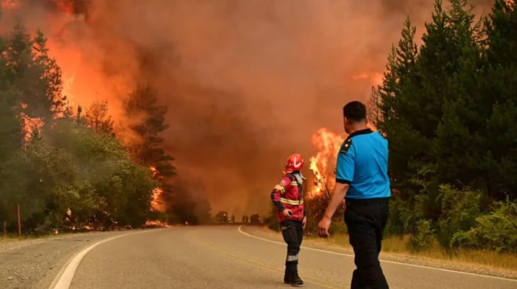 Corte total de la Ruta 40 por los incendios en Chubut: más de 3.000 personas evacuadas