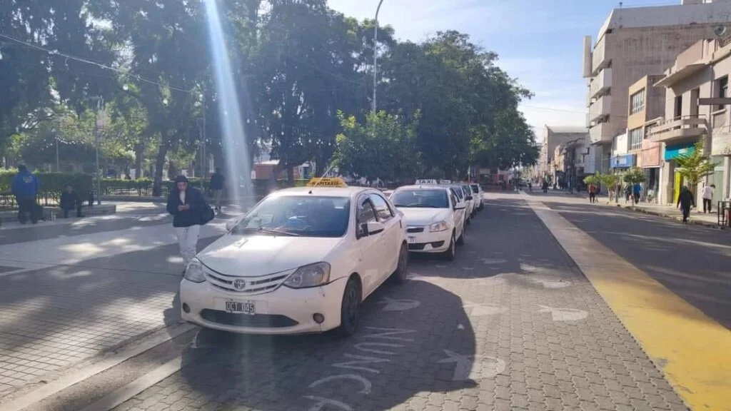 Crisis en el transporte: taxistas independientes piden soluciones urgentes en La Rioja