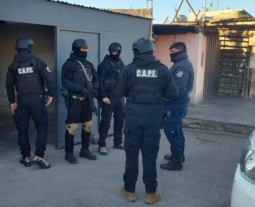 Cuatro colombianos arrestados por usura en un operativo en Avenida 2 de Abril
