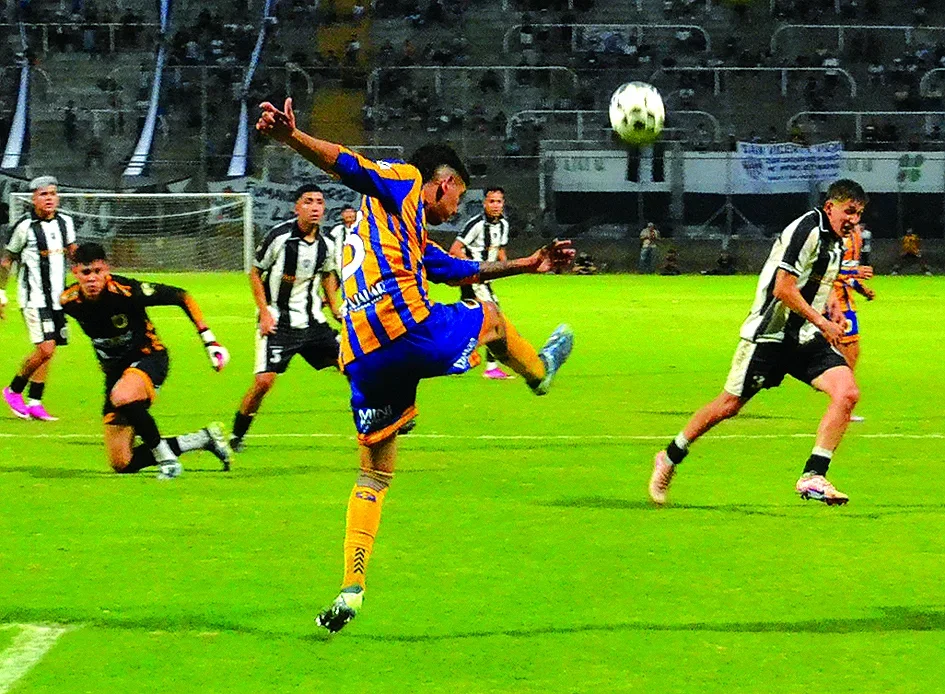 Defensores de La Boca toma ventaja en la final de la Liga Riojana con un 2-0 en casa