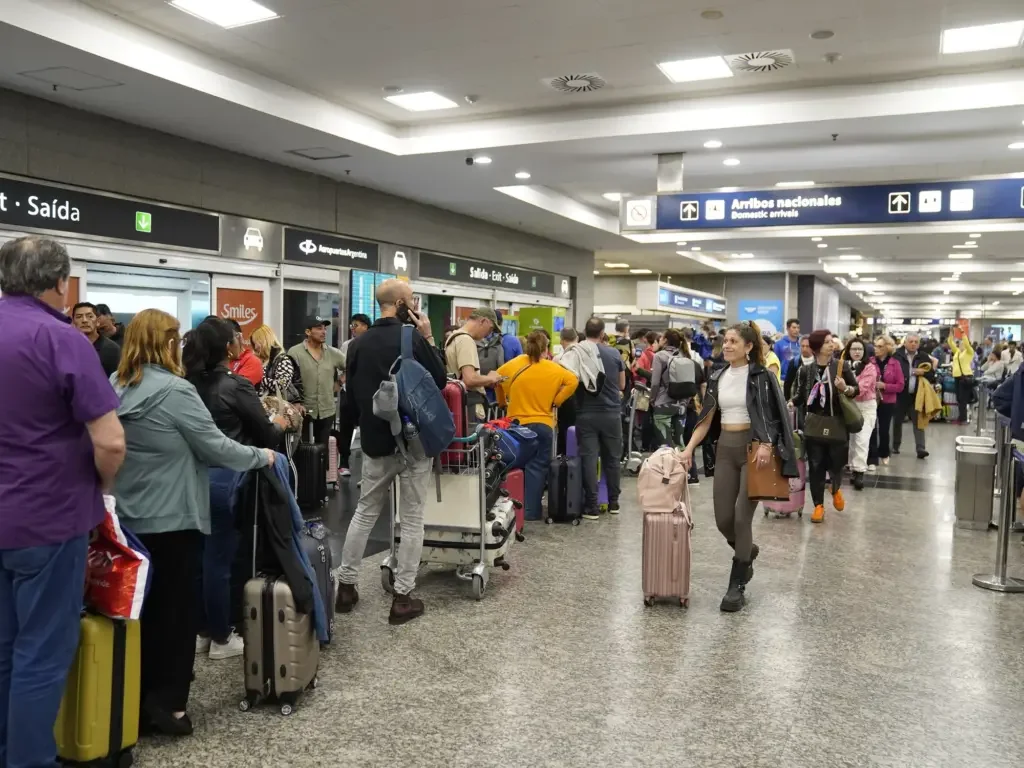 Demoras en vuelos por tormenta en el AMBA afectan a pasajeros en Ezeiza y Aeroparque