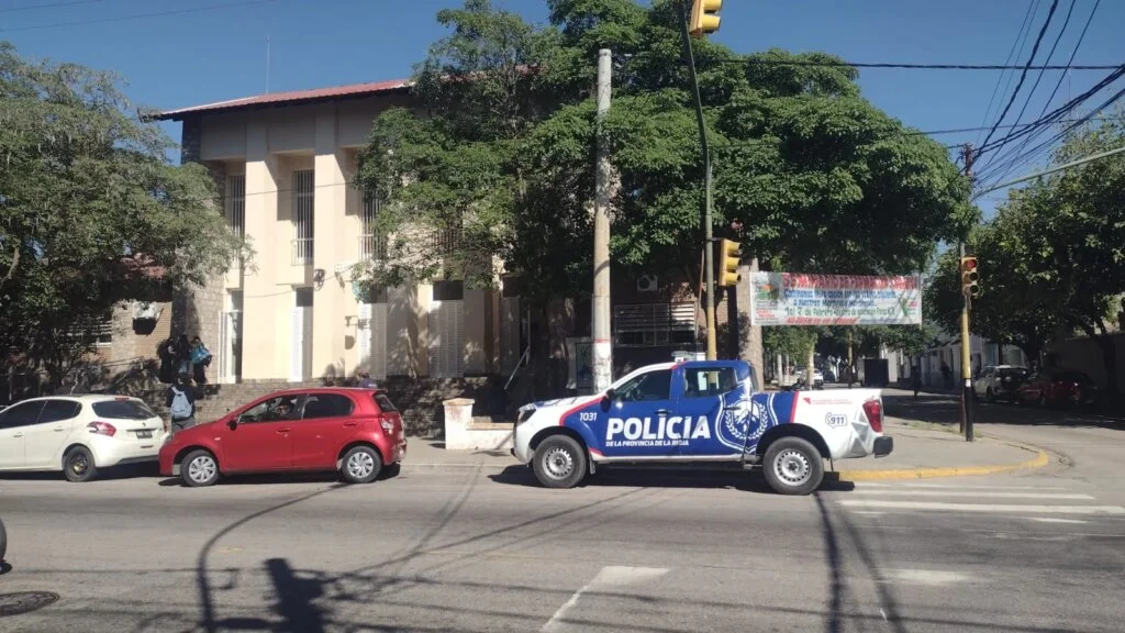 Desalojo en EPET N° 1: estudiantes y docentes evacuados por amenaza de seguridad