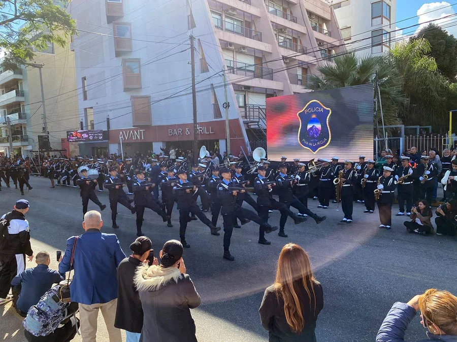 Desfile conmemorativo: La Policía de La Rioja festeja 435 años de historia