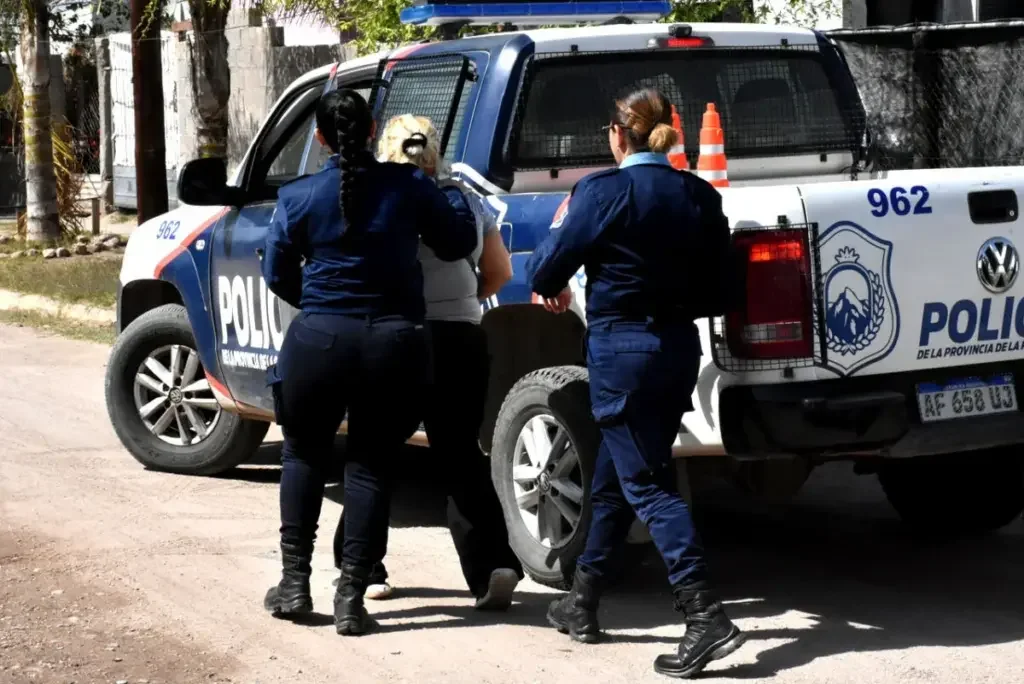 Detención en Famatina: empleada del Registro Civil implicada en robo a jubilado