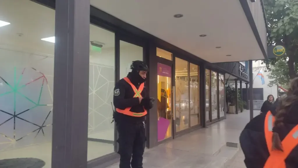 Detenido en Banco Rioja: hombre con 22 tarjetas de débito robadas en la mira de la justicia