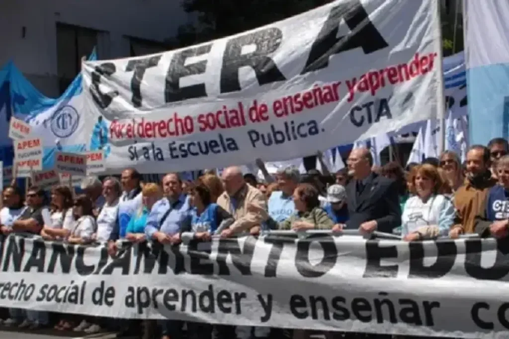Docentes de La Rioja se movilizan contra la reforma laboral en medio de paro confirmado
