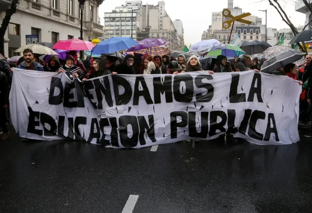 Docentes de la UNLaR paralizan actividades en reclamo de mejoras salariales